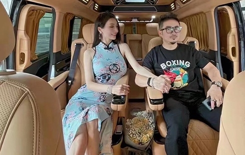 抖音百万粉丝博主卡卡1995成为尊贵的星驰车主